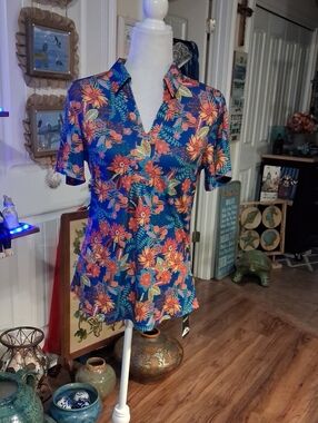 A New Zhenwei Floral Top With Shorts Sleeve, V- Neck Polo Style Blouse.